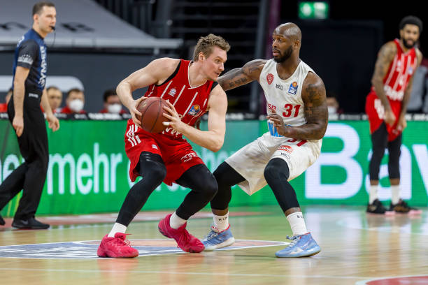 两人再次证 两人再次证